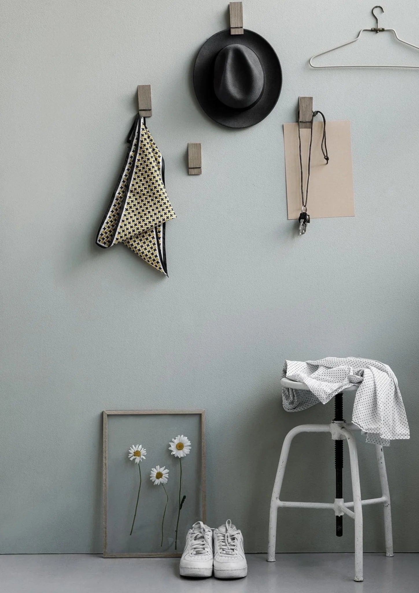 Moebe A3 Oak Frame: Stylish European Design with Acrylic Glass