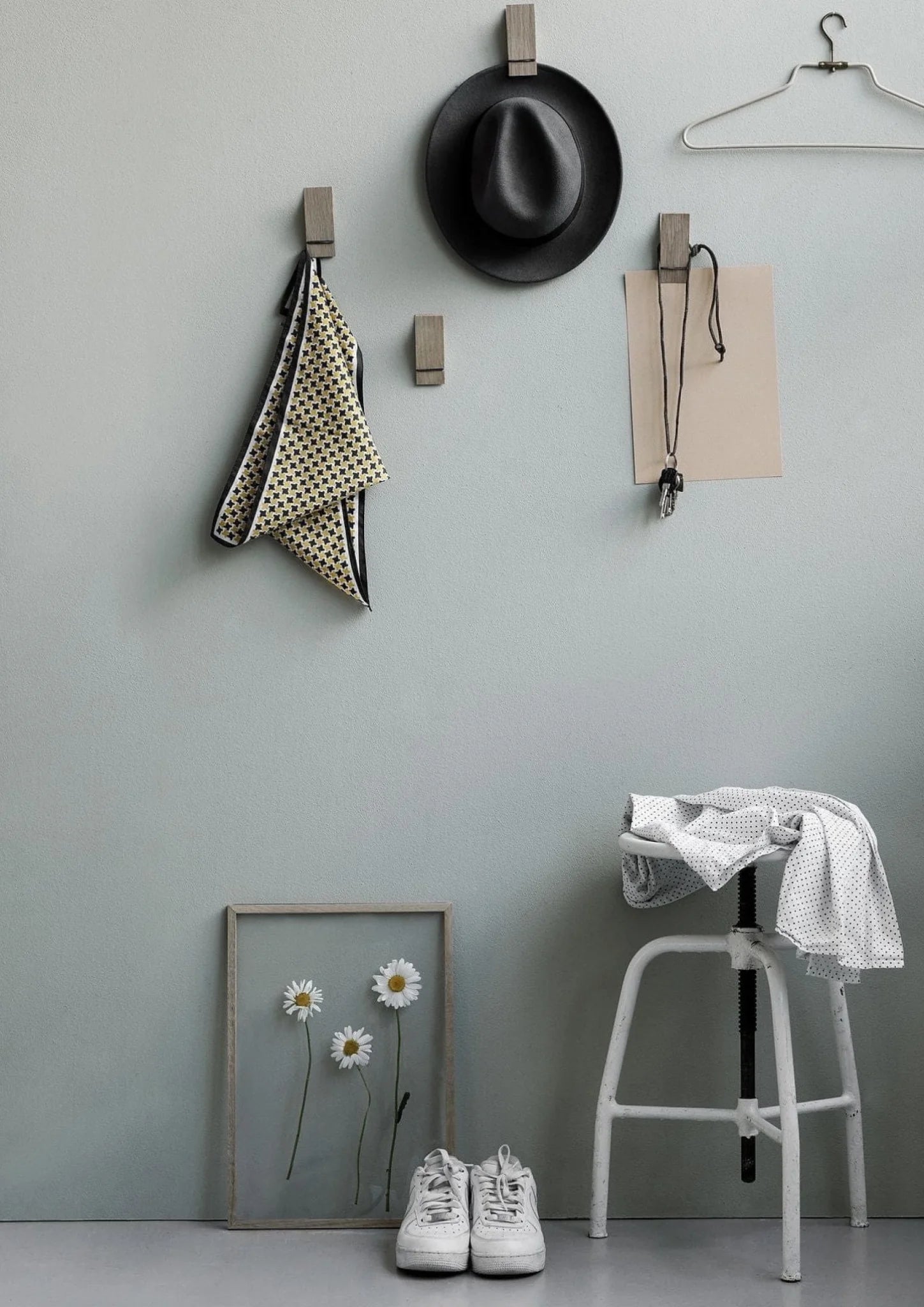 Moebe A4 Oak Frame: Stylish Acrylic & Oak Design, Made in Europe