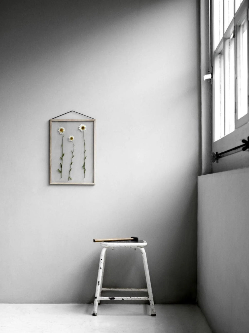 Moebe A3 Oak Frame: Stylish European Design with Acrylic Glass