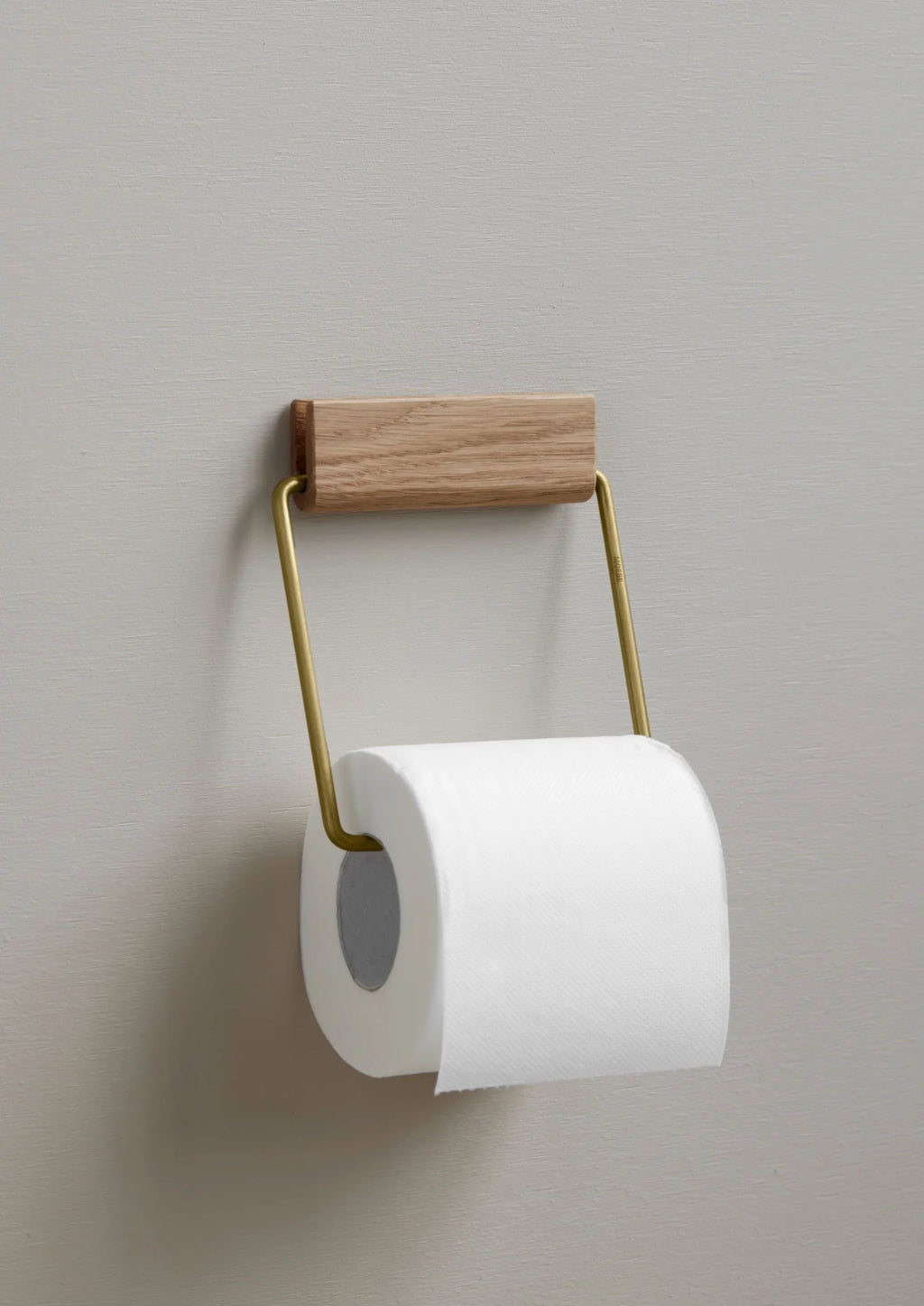 Elegant Oak & Brass Moebe Toilet Paper Holder - Durable & Stylish Design